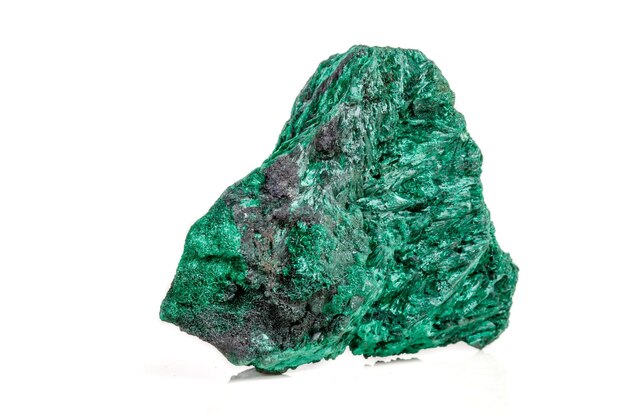 Macro pietra minerale plisoviy peluche satinato malachite su sfondo bianco