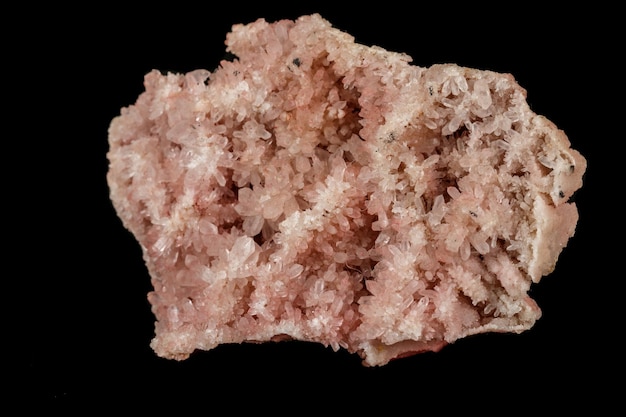 Macro pietra minerale quarzo rosa ametista su sfondo nero