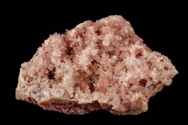 Macro pietra minerale quarzo rosa ametista su sfondo nero