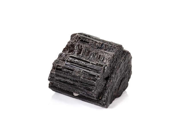 Macro pietra minerale schorl tormalina nera su sfondo bianco
