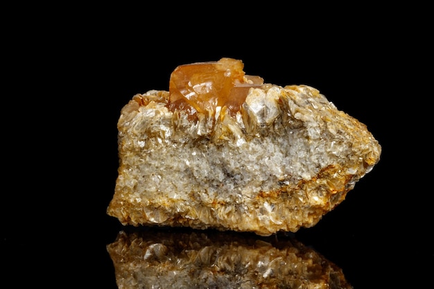 Macro pietra minerale Sheelit su sfondo nero