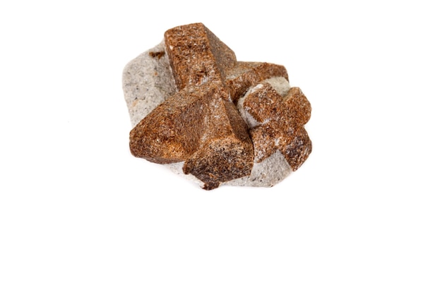 Macro pietra minerale Staurolite su sfondo bianco
