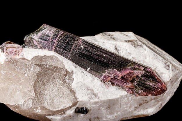 Macro pietra minerale tormalina su sfondo nero da vicino