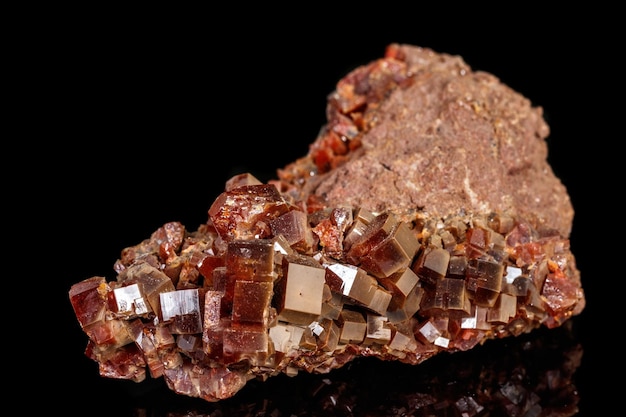 Macro pietra minerale Vanadinite su sfondo nero