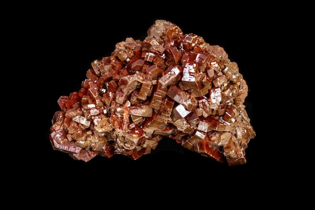 Macro pietra minerale Vanadinite su sfondo nero