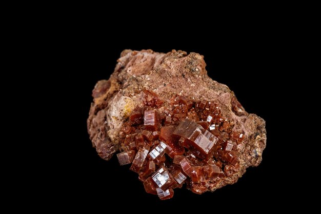 Macro pietra minerale Vanadinite su sfondo nero