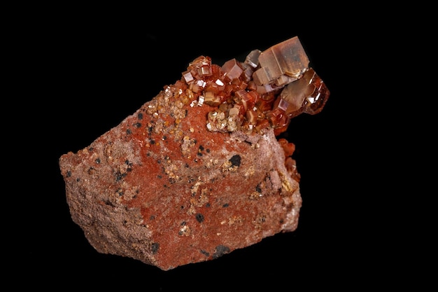 Macro pietra minerale Vanadinite su sfondo nero