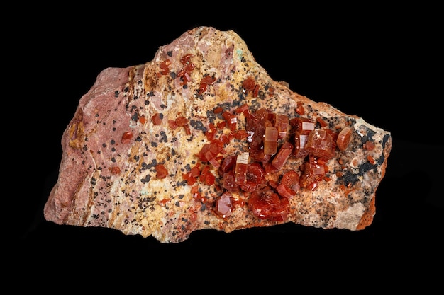 Macro pietra minerale Vanadinite su sfondo nero