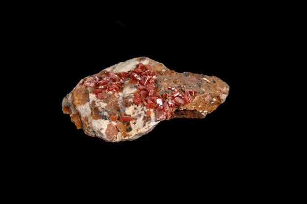 Macro pietra minerale Vanadinite su uno sfondo nero da vicino