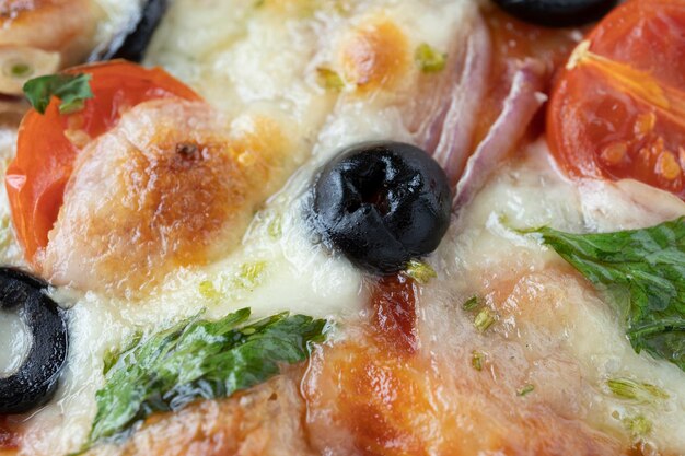 Macro shot di pizza italiana con mozzarella