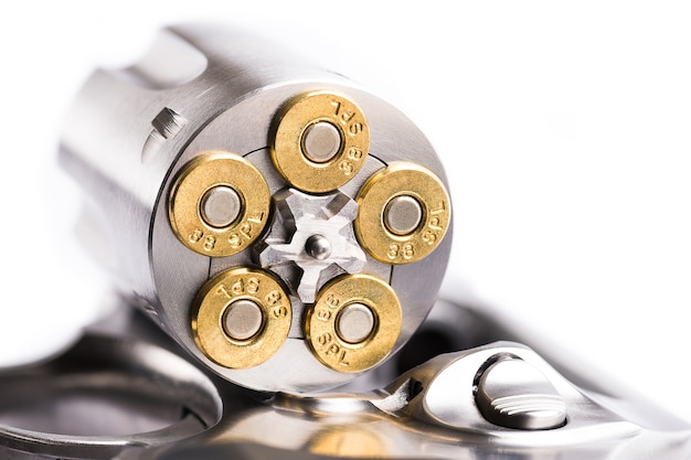 Macro shot di un revolver aperto caricato con proiettili