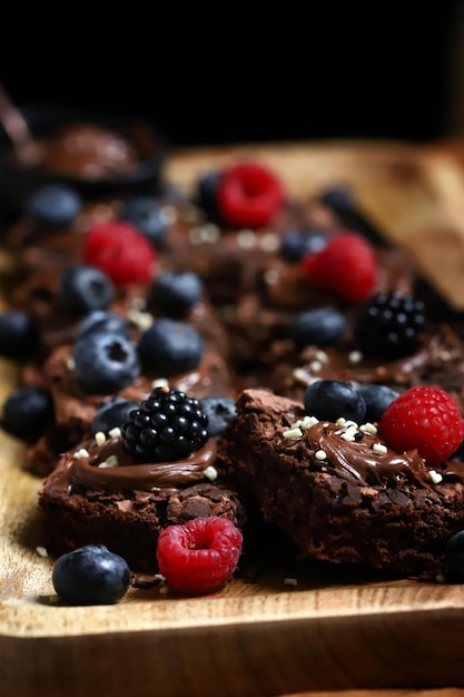 Macro Torte Brownie con frutti di bosco e cioccolato in cima Delizioso dessert al cioccolato