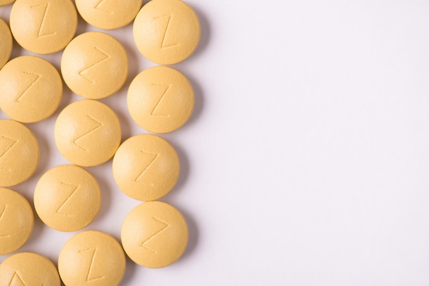 Macro vista ravvicinata dall'alto foto di pillole gialle con sfondo lettera z