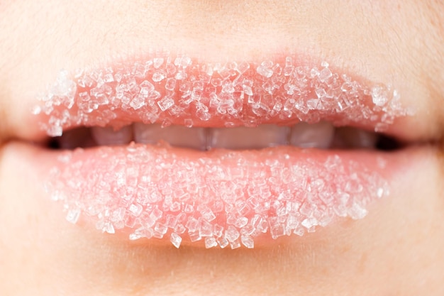 Macrofotografia delle labbra delle donne con scrub allo zucchero