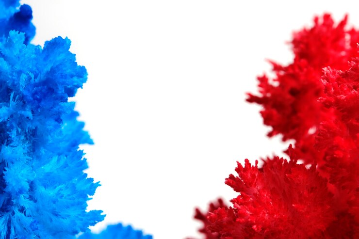 Foto macrofotografia sfondo bianco cristallo di sale blu e rosso