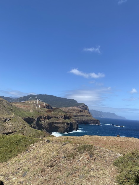 Madeira è la località d'Europa Un'isola di eterna primavera con molti fiori montagne e alberi verdi
