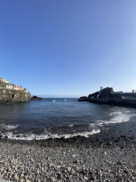 Madeira è la località più antica d'Europa Questa è una regione montuosa di eterna primavera annegata in fiori ricoperti di alberi verdi