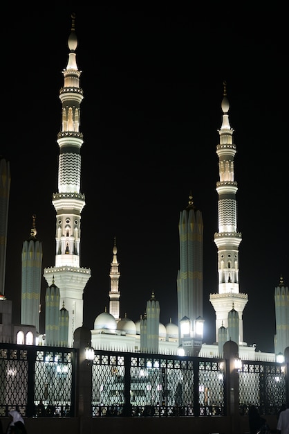 Madina Mosque di notte