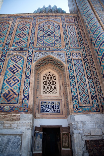 Madrasa Tillya-Kari decorata con mosaici sulla piazza Registan a Samarcanda, Uzbekistan. 29.04.2019
