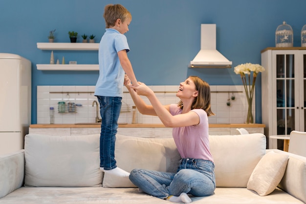 Madre adorabile che gioca con il figlio