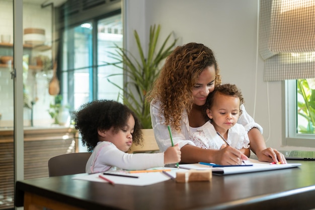 Madre afroamericana che gioca con le sue figlie in casa