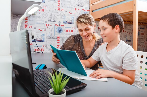 Madre aiutare suo figlio a fare i compiti