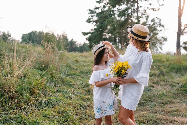 Madre alla moda e figlia bella che hanno divertimento sulla natura