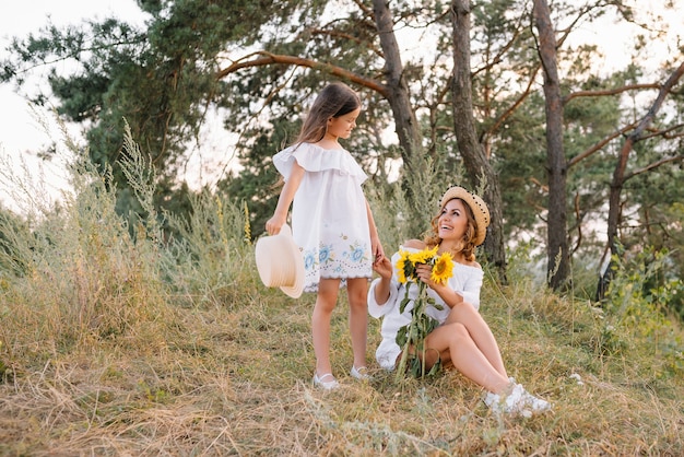 Madre alla moda e figlia bella che hanno divertimento sulla natura