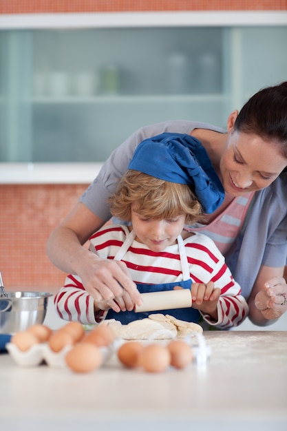 Madre allegra e suo figlio che cuociono a casa