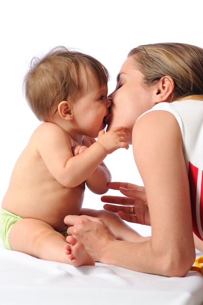 Madre amorevole che bacia la sua piccola bambina