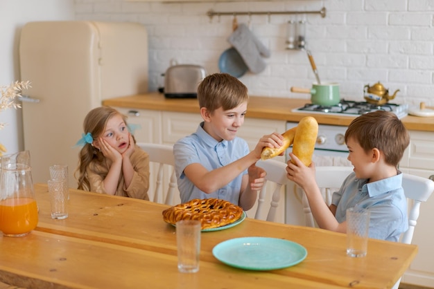 Madre caucasica seduta a tavola in cucina bambini padre che serve preparare cibo per loro messa a fuoco selettiva domani per mia figlia e due figli concetto relazione tra bambini e genitori