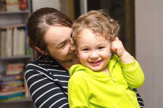 Madre che abbraccia il bambino