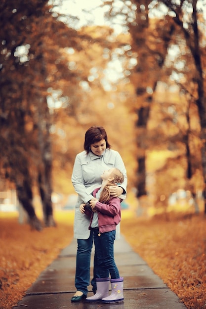 madre che abbraccia sua figlia, Autumn Park