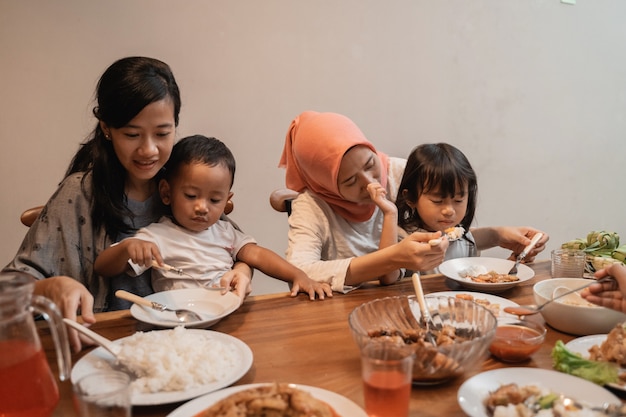 Madre che alimenta il loro bambino a cena