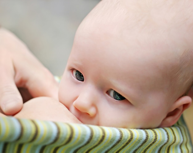 Madre che allatta al seno il suo bambino appena nato