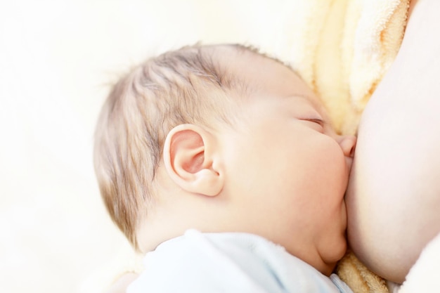 Madre che allatta il suo bambino. Concetto di stile di vita sano.