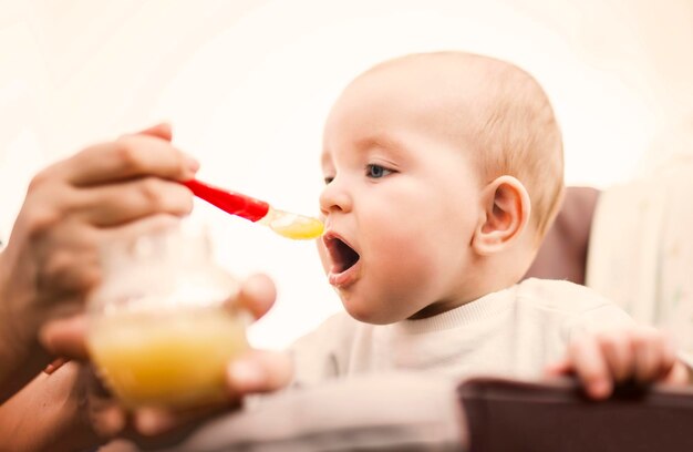 Madre che allatta il suo bambino