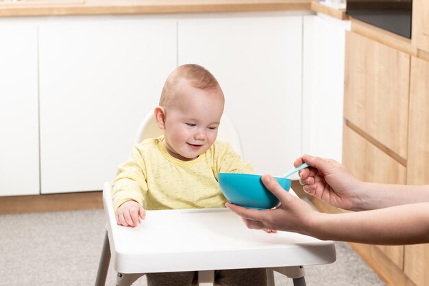 Madre Che Allatta Un Bambino In Soggiorno