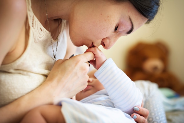 Madre che bacia il suo bambino