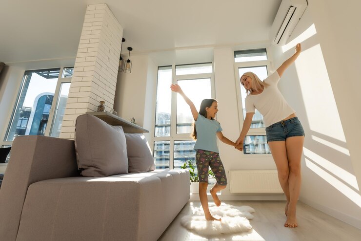 Madre che balla con la figlia nella stanza