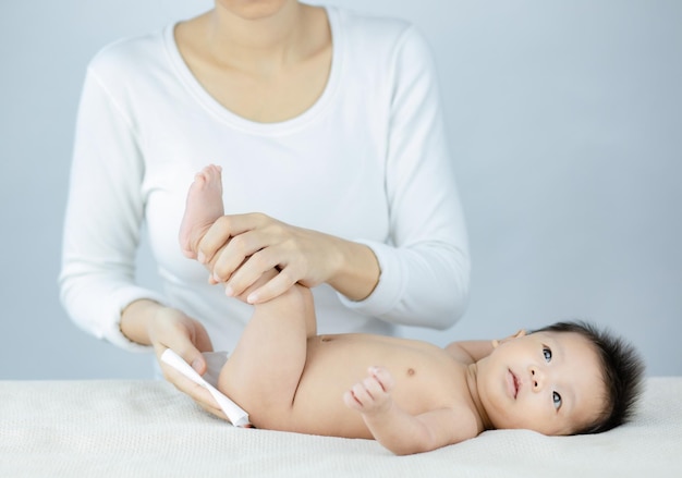 Madre che cambia un pannolino per un bambino piccolo