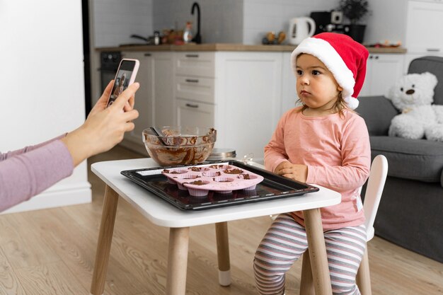 Madre che cattura foto del bambino a casa. Maternità moderna