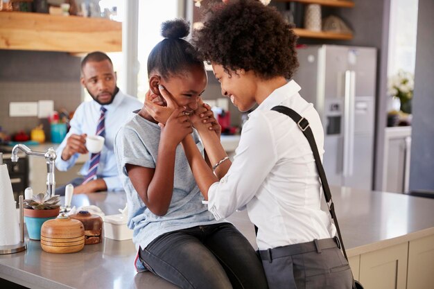 Madre che dice addio alla figlia mentre parte per lavoro