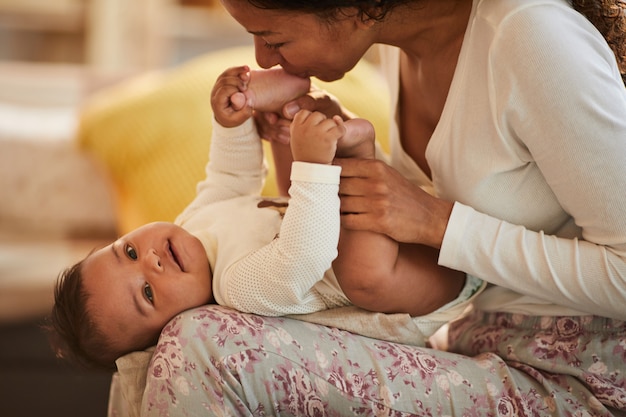 Madre che gioca con il bambino sveglio