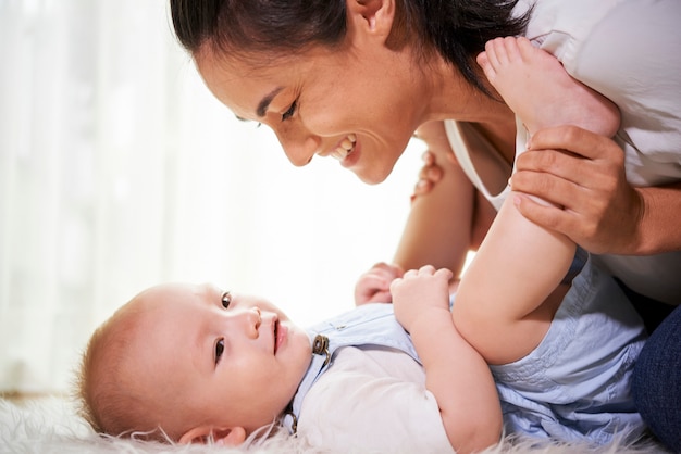 Madre che gioca con il bambino