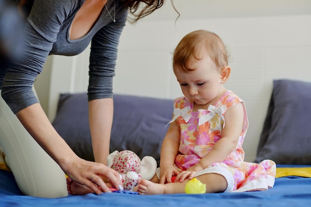 Madre che gioca con il bambino