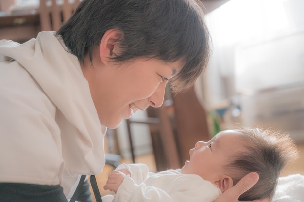 Madre che gioca con il bambino