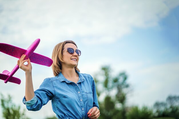 Madre che gioca con l'aereo con la figlia