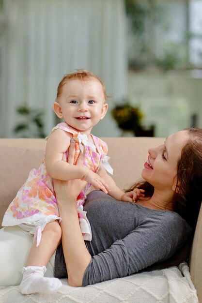 Madre che gioca con la piccola figlia