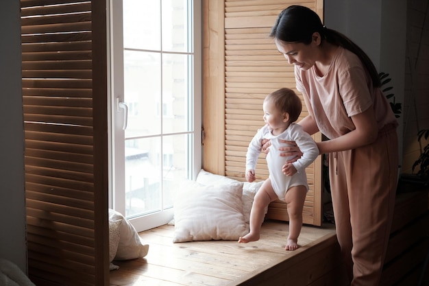 Madre che insegna al bambino a camminare